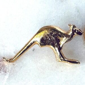 Gold Tone Kangaroo Lapel Pin Australia Souvenir Wildlife Animal Hat Tie Pin